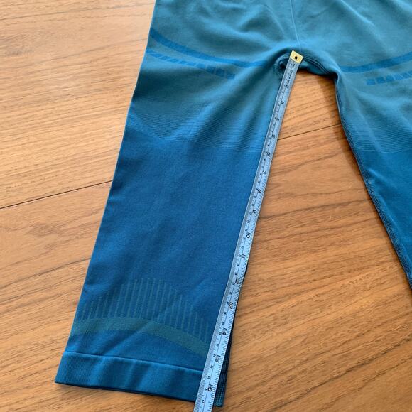 Gymshark Leggings XS Geo Capri Teal EUC - Picture 9 of 11